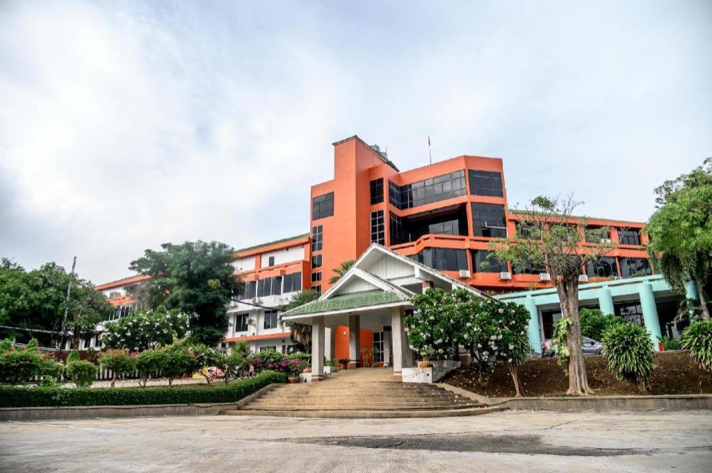 Beverly Hill Park Hotel Nakhon Sawan Exterior foto
