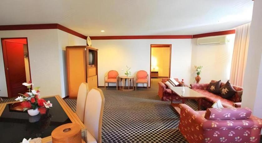 Beverly Hill Park Hotel Nakhon Sawan Exterior foto